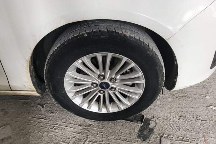 Used Ford Escort 2015 1.5L Automatic Comfort Edition Right Front Wheel Hub