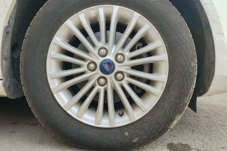 Used Ford Escort 2015 1.5L Manual Comfort Model Right Front Wheel Hub