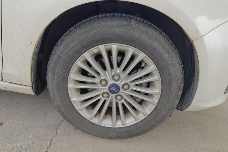 Used Ford Escort 2015 1.5L Manual Comfort Model Right Front Wheel Hub