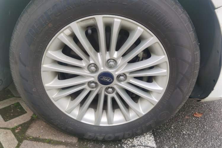 Used Ford Escort 2015 1.5L Manual Comfort Model Right Front Wheel Hub