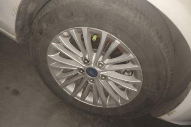 Used Ford Escort 2015 1.5L Manual Comfort Model Right Front Wheel Hub