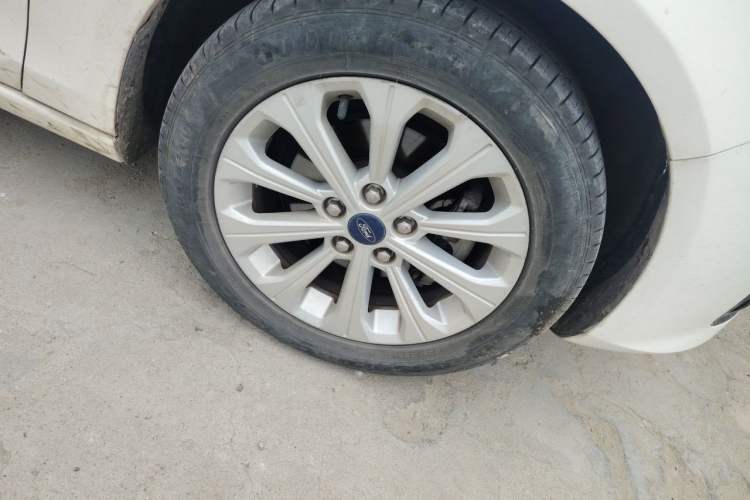 Used Ford Escort 2015 1.5L Automatic Fashion Model Right Front Wheel Hub