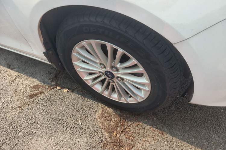 Used Ford Escort 2015 1.5L Manual Comfort Model Right Front Wheel Hub