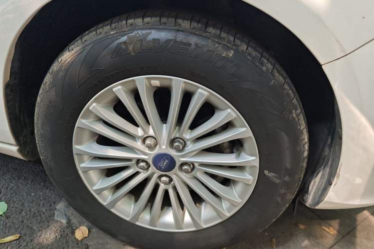 Used Ford Escort 2015 1.5L Automatic Comfort Edition Right Front Wheel Hub