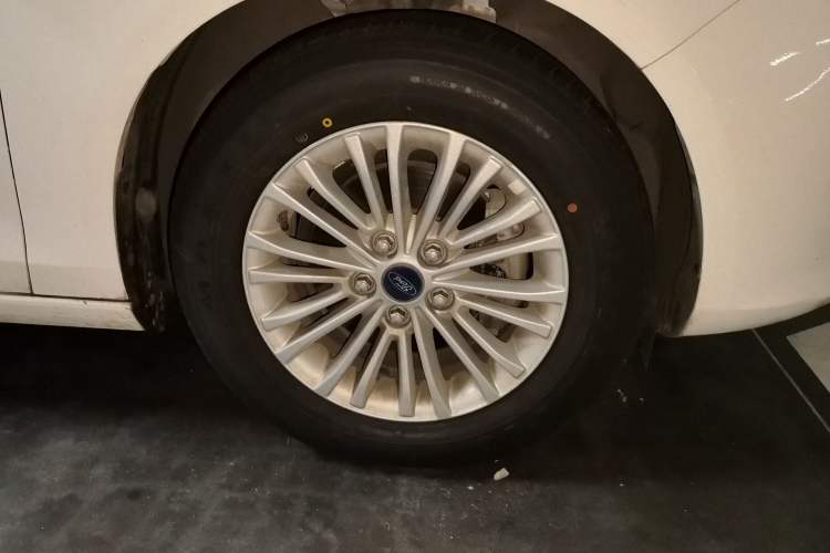 Used Ford Escort 2015 1.5L Automatic Comfort Edition Right Front Wheel Hub