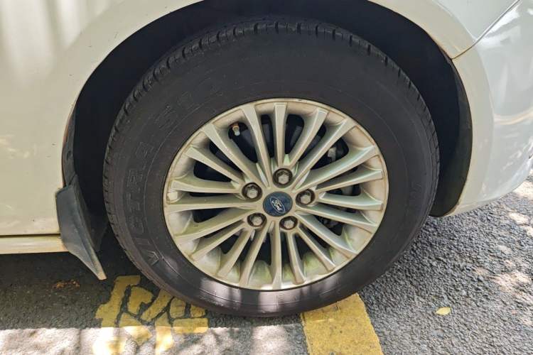 Used Ford Escort 2015 1.5L Manual Comfort Model Right Front Wheel Hub