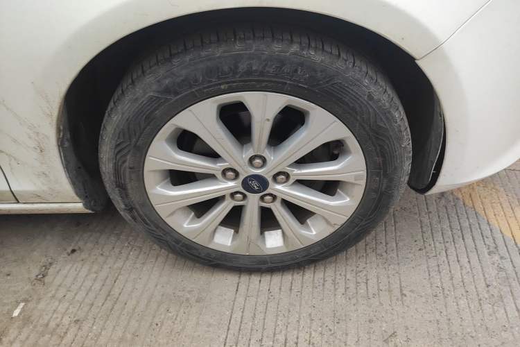 Used Ford Escort 2015 1.5L Automatic Fashion Model Right Front Wheel Hub