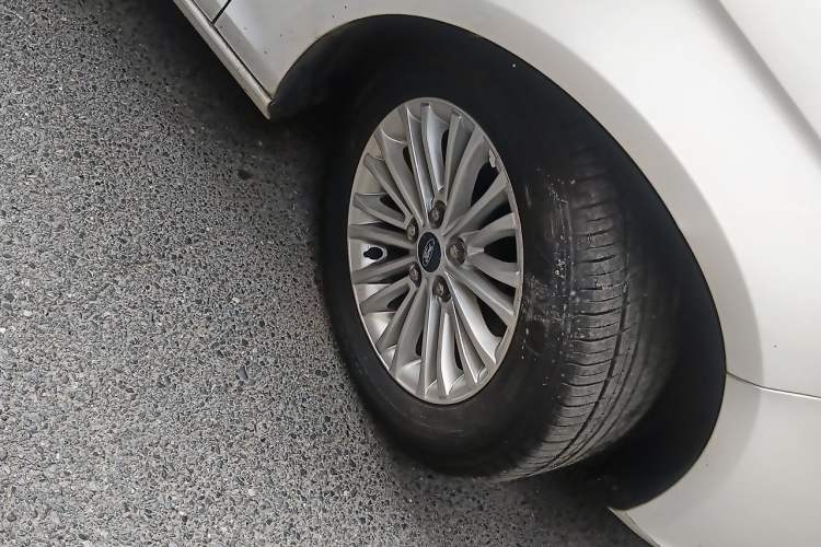 Used Ford Escort 2015 1.5L Automatic Comfort Edition Right Front Wheel Hub