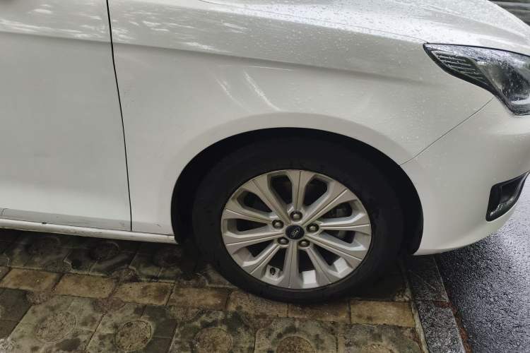 Used Ford Escort 2015 1.5L Automatic Fashion Model Right Front Wheel Hub