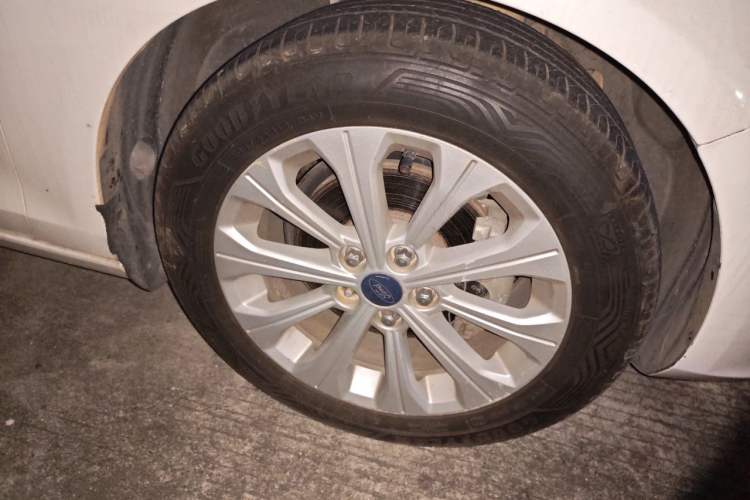 Used Ford Escort 2015 1.5L Manual Fashion Edition Right Front Wheel Hub
