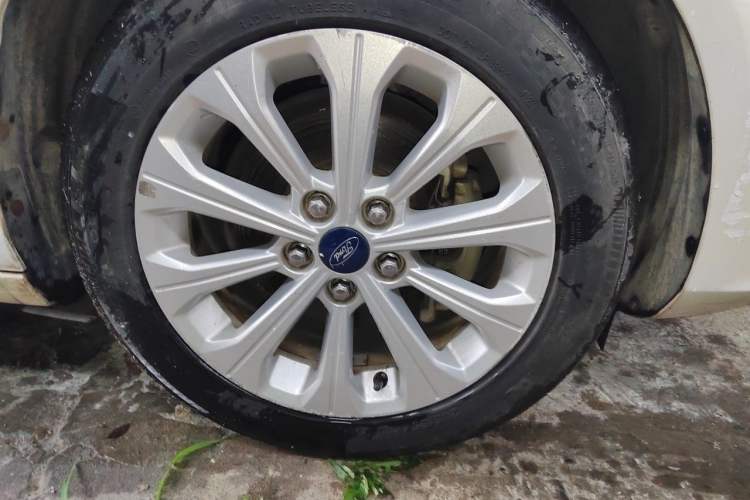 Used Ford Escort 2015 1.5L Automatic Fashion Model Right Front Wheel Hub