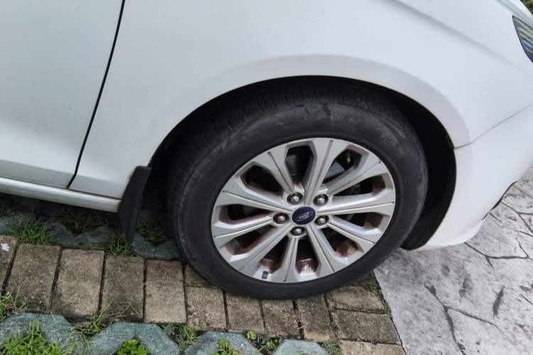 Used Ford Escort 2015 1.5L Automatic Fashion Model Right Front Wheel Hub
