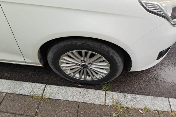 Used Ford Escort 2015 1.5L Automatic Comfort Edition Right Front Wheel Hub