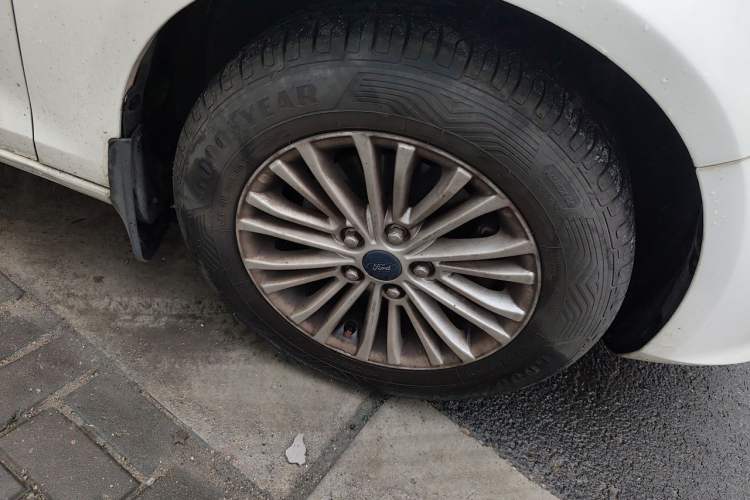 Used Ford Escort 2015 1.5L Manual Comfort Model Right Front Wheel Hub
