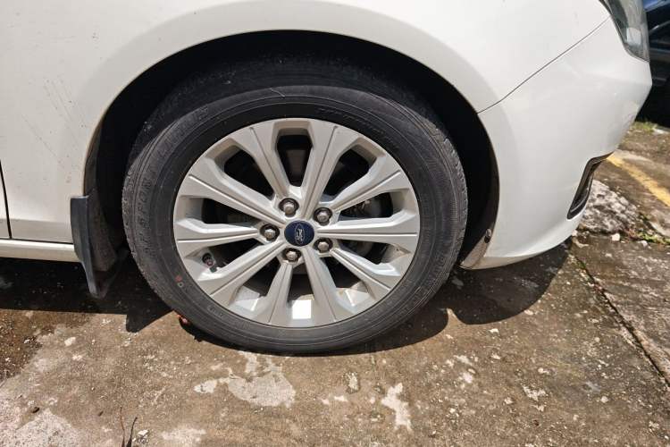 Used Ford Escort 2015 1.5L Automatic Fashion Model Right Front Wheel Hub