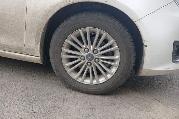 Used Ford Escort 2015 1.5L Manual Comfort Model Right Front Wheel Hub