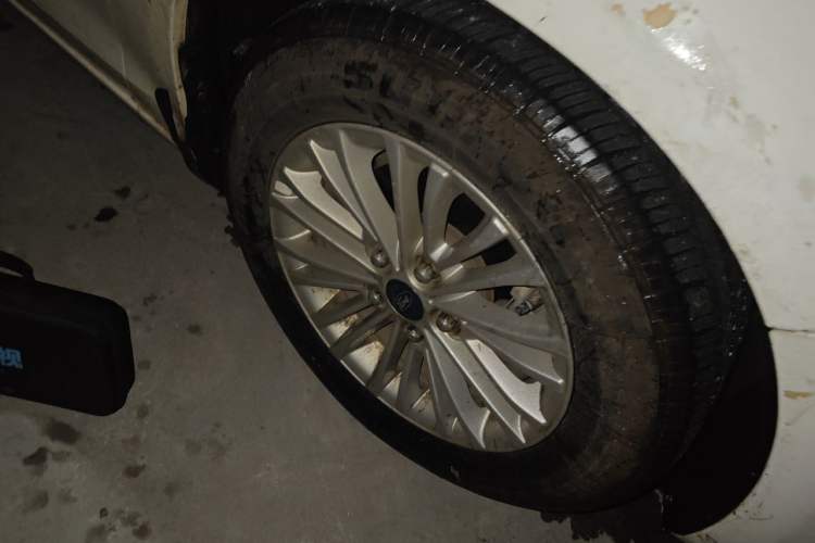Used Ford Escort 2015 1.5L Automatic Comfort Edition Right Front Wheel Hub