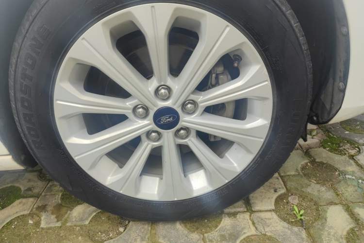 Used Ford Escort 2015 1.5L Automatic Fashion Model Right Front Wheel Hub
