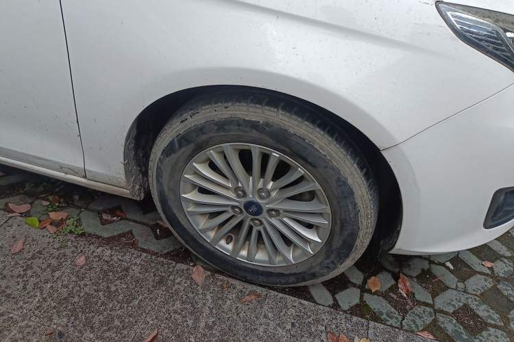 Used Ford Escort 2015 1.5L Manual Comfort Model Right Front Wheel Hub