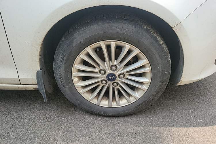 Used Ford Escort 2015 1.5L Manual Comfort Model Right Front Wheel Hub