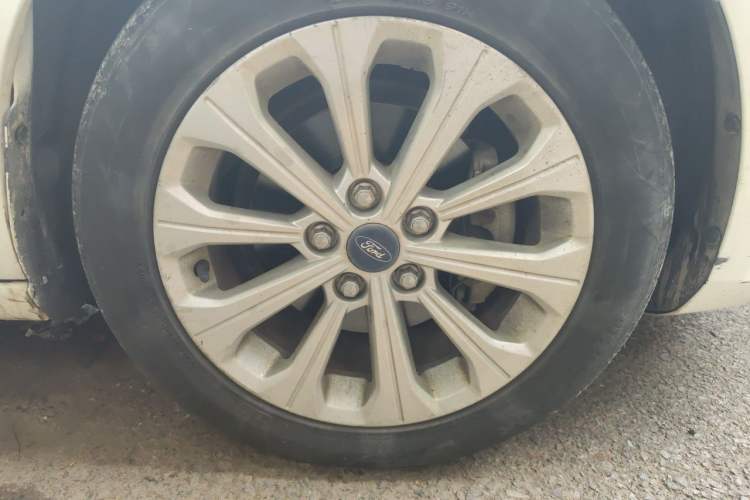 Used Ford Escort 2015 1.5L Manual Fashion Edition Right Front Wheel Hub