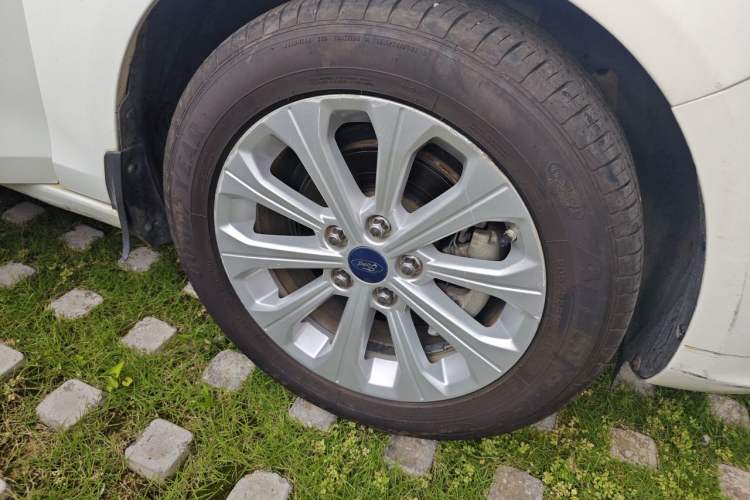 Used Ford Escort 2015 1.5L Automatic Fashion Model Right Front Wheel Hub