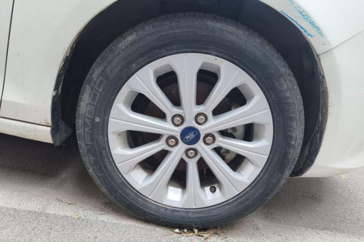 Used Ford Escort 2015 1.5L Manual Fashion Edition Right Front Wheel Hub