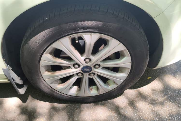 Used Ford Escort 2015 1.5L Automatic Fashion Model Right Front Wheel Hub