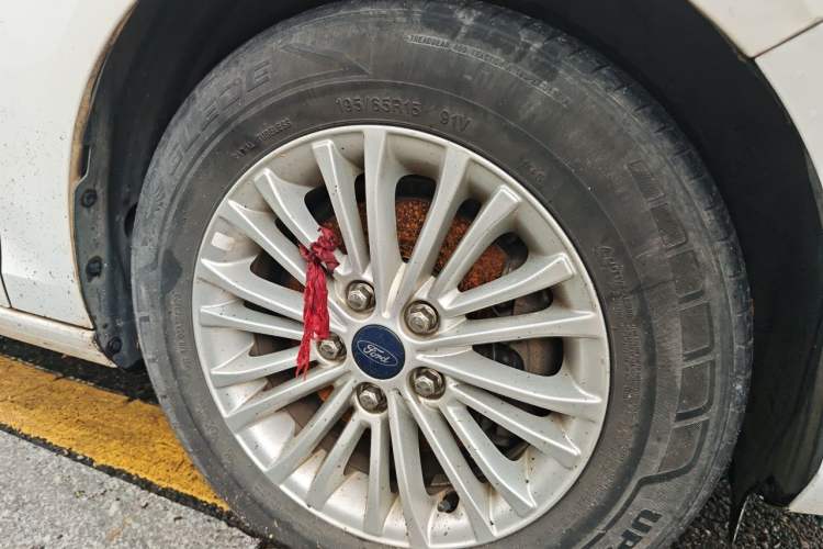 Used Ford Escort 2015 1.5L Automatic Comfort Edition Right Front Wheel Hub
