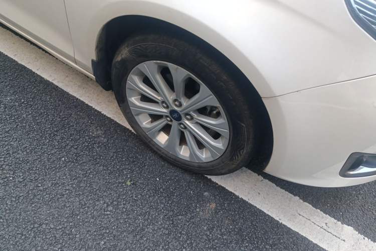Used Ford Escort 2015 1.5L Automatic Fashion Model Right Front Wheel Hub