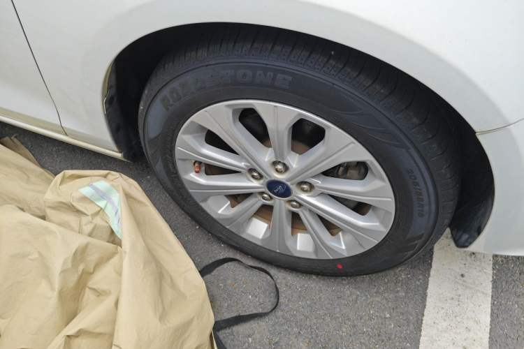 Used Ford Escort 2015 1.5L Automatic Fashion Model Right Front Wheel Hub
