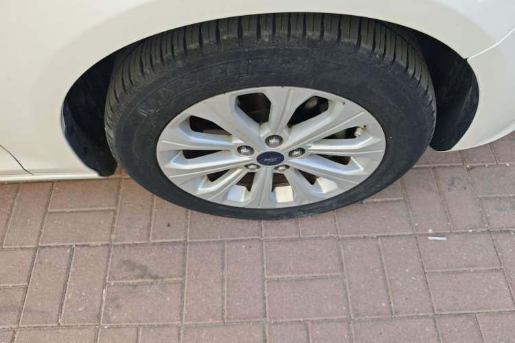 Used Ford Escort 2015 1.5L Automatic Fashion Model Right Front Wheel Hub