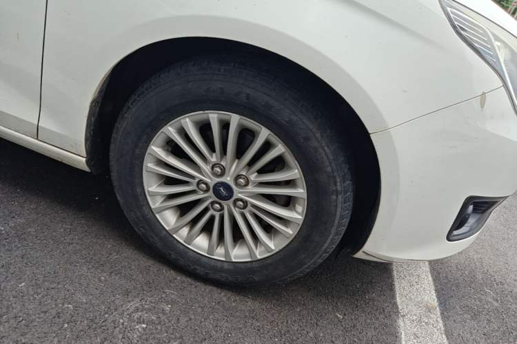 Used Ford Escort 2015 1.5L Manual Comfort Model Right Front Wheel Hub
