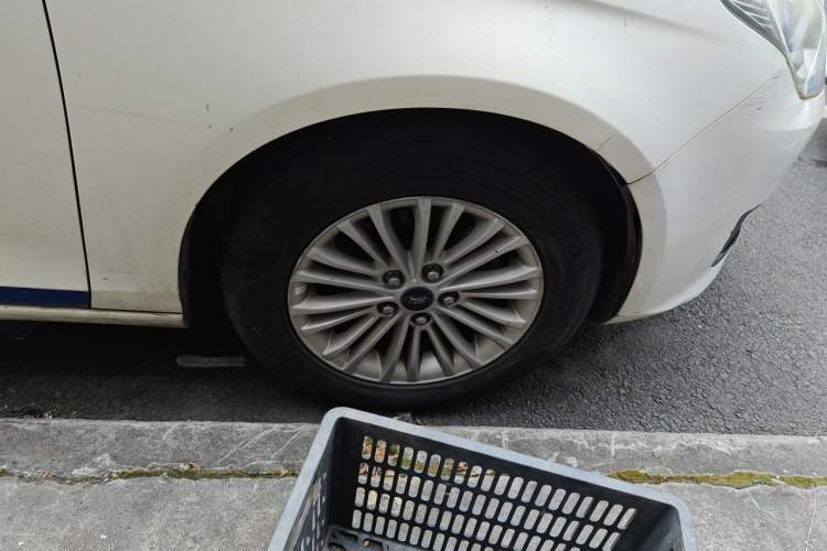 Used Ford Escort 2015 1.5L Manual Comfort Model Right Front Wheel Hub