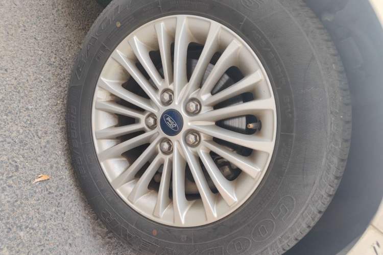 Used Ford Escort 2015 1.5L Automatic Comfort Edition Right Front Wheel Hub