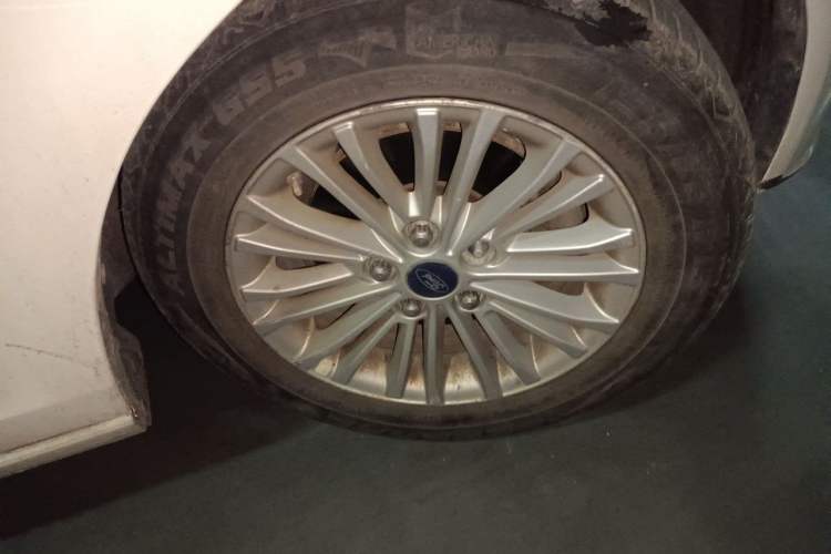 Used Ford Escort 2015 1.5L Automatic Comfort Edition Right Front Wheel Hub