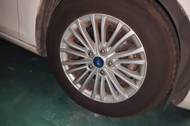 Used Ford Escort 2015 1.5L Manual Comfort Model Right Front Wheel Hub