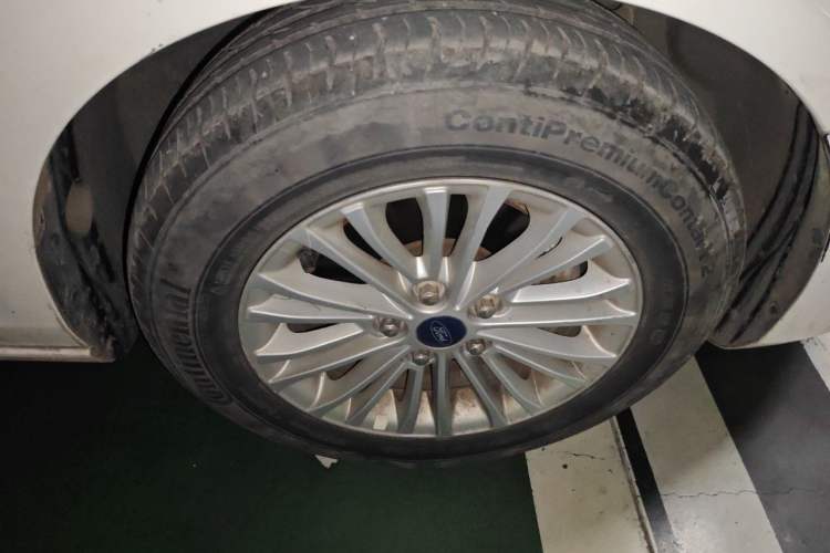 Used Ford Escort 2015 1.5L Automatic Comfort Edition Right Front Wheel Hub