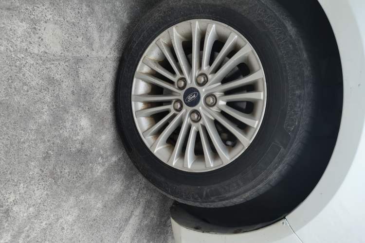 Used Ford Escort 2015 1.5L Automatic Comfort Edition Right Front Wheel Hub