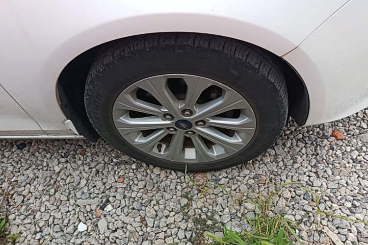 Used Ford Escort 2015 1.5L Automatic Fashion Model Right Front Wheel Hub