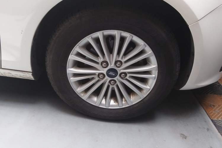 Used Ford Escort 2015 1.5L Manual Comfort Model Right Front Wheel Hub