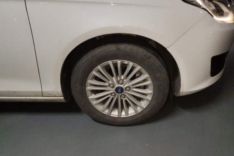 Used Ford Escort 2015 1.5L Manual Comfort Model Right Front Wheel Hub