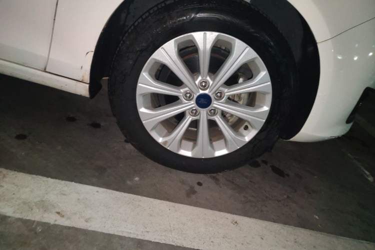 Used Ford Escort 2015 1.5L Automatic Fashion Model Right Front Wheel Hub
