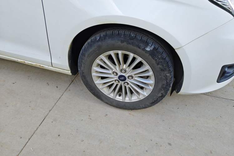 Used Ford Escort 2015 1.5L Manual Comfort Model Right Front Wheel Hub