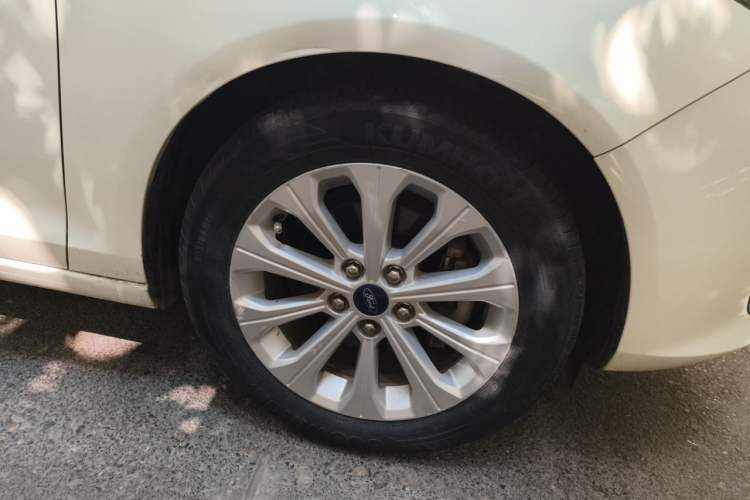 Used Ford Escort 2015 1.5L Automatic Fashion Model Right Front Wheel Hub