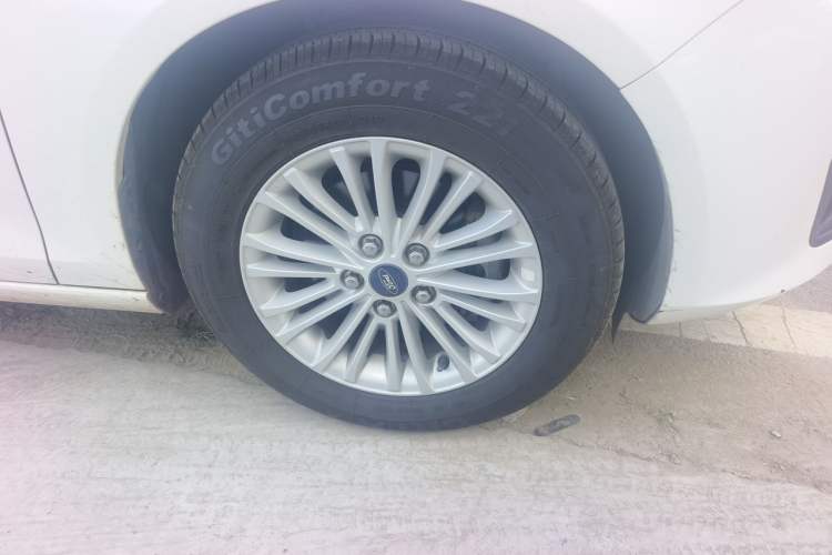 Used Ford Escort 2015 1.5L Manual Comfort Model Right Front Wheel Hub
