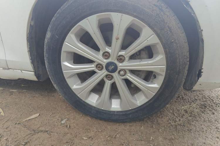 Used Ford Escort 2015 1.5L Automatic Fashion Model Right Front Wheel Hub