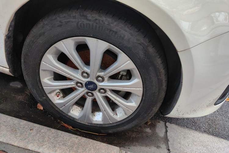 Used Ford Escort 2015 1.5L Automatic Fashion Model Right Front Wheel Hub