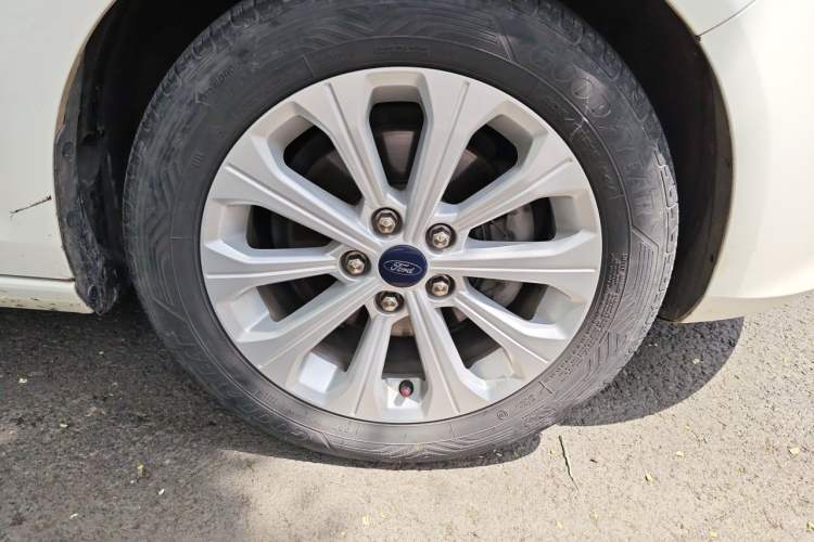 Used Ford Escort 2015 1.5L Automatic Fashion Model Right Front Wheel Hub