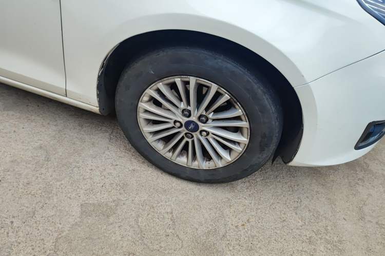 Used Ford Escort 2015 1.5L Manual Comfort Model Right Front Wheel Hub